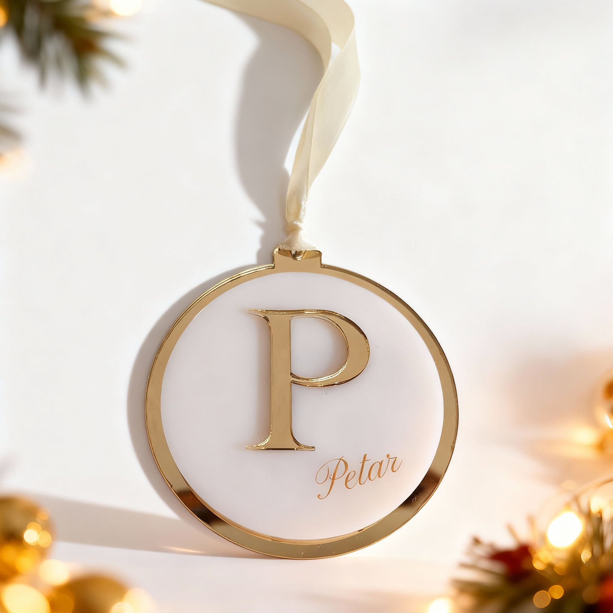 personalizovani novogodišnji ukras pleksiglas sa inicijalom personalizovani ukrasi za jelku od pleksiglasa sa inicijalom P i imenom Petar