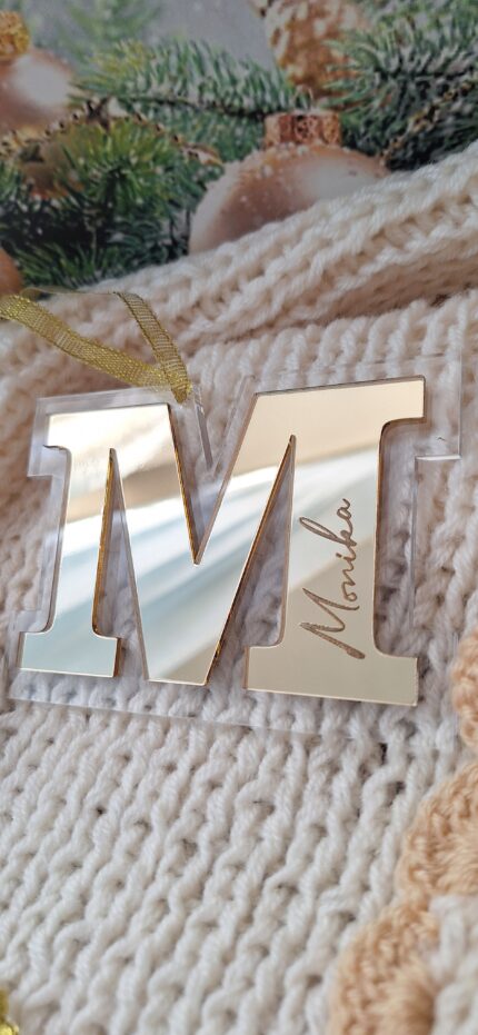 Ukras od pleksiglasa inicijal