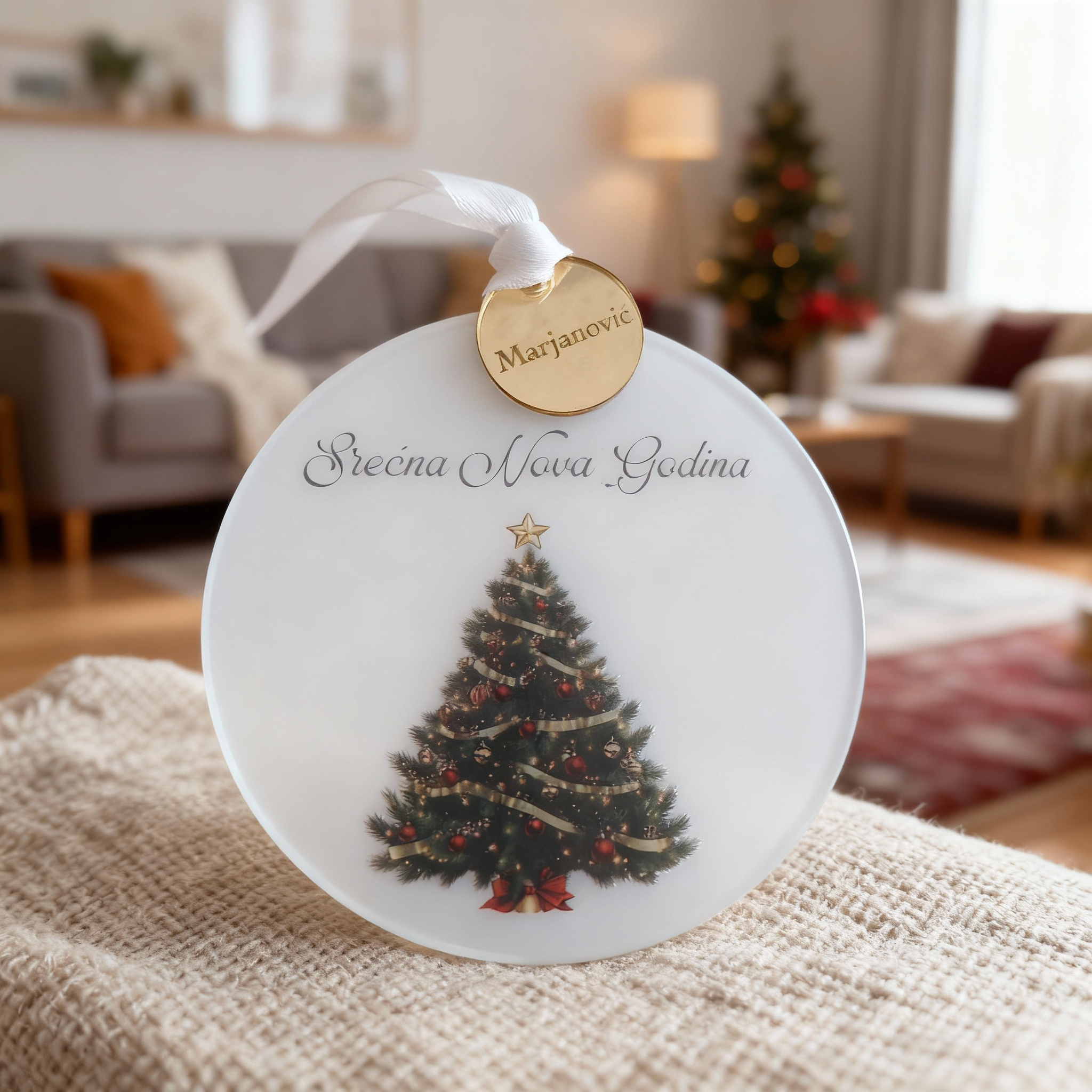 Novogodišnji ukras pleksiglas – jelka u dnevnom boravku Personalizovani novogodišnji ukras od pleksiglasa sa jelkom u toploj prazničnoj atmosferi dnevnog boravka